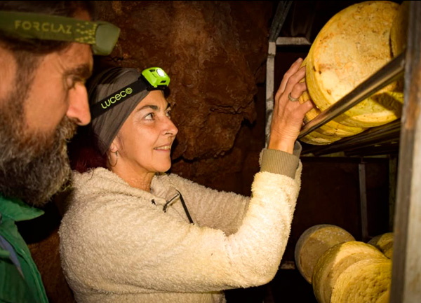 Elaboradores de La Casa Vieya en la cueva de Buferrera