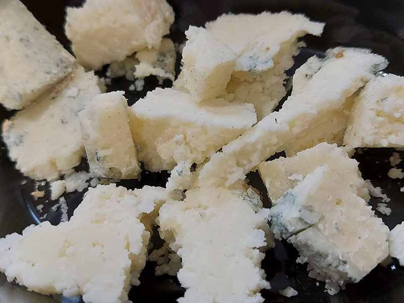 Trozos de queso gamonéu